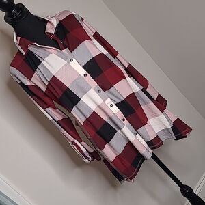 Above and beyond  pL sz checked Asymmetrical hem button front shirt
